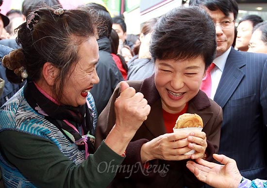  박근혜 새누리당 대선후보가 9일 오전 부산 남포동 피프광장에서 호떡을 사먹으며 시민들과 이야기를 나누고 있다.