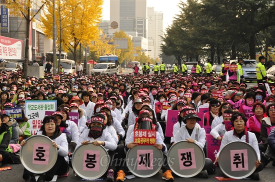 대구와 경북의 학교비정규직 노동자 800여 명은 9일 오후 대구시교육청에서 새누리당 대구시당까지 행진을 벌이고 새누리당 앞에서 마무리 집회를 가졌다. 