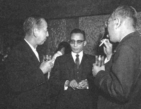 5.16쿠데타 5개월 뒤인 1961년 11월 일본을 방문해 이케다 수상과 대화하는 박정희 최고회의 의장. 왼쪽은 기시 노부스케 전 수상