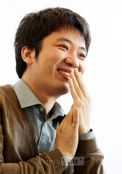  영화<늑대소년>의 조성희 감독이 9일 오후 서울 누하동의 한 카페에서 인터뷰를 하며 촬영 뒷이야기를 전해주며 웃고 있다.