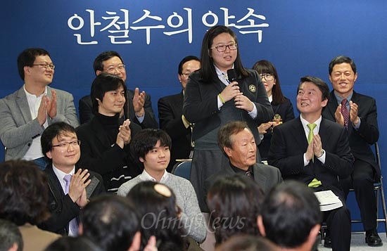  11일 오전 서울 종로구 안철수 무소속 대선후보 선거캠프 내 진심카페에서 차기정부의 7대 비전과 25개 정책과제에 대한 실행계획을 담은 정책약속집 '안철수의 약속' 발표 기자회견에서 정책제안에 참여한 학생이 "어떻게 학생들을 위한 정책을 만든다면서 학생들의 이야기를 듣지 않고 어떻게 만드냐"고 질문하자, 안 후보를 비롯한 참석자들이 박수를 치고 있다.
