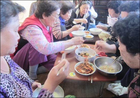 지난 10월 26일 장수마을의 박노순(76)씨 집에서 수제비 파티가 열렸다. 박씨 집은 장수마을 주민들이 모이는 사랑방 중 하나다. 갓 담근 배추김치와 총각김치를 곁들인 수제비 맛은 일품이었다. 
