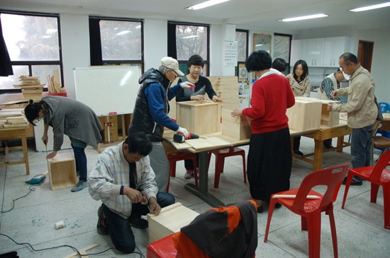 서울 성북구 삼선동 소재 장수마을에서 열린 화분 만들기 목공 교실에 주민들이 참여하고 있다. 