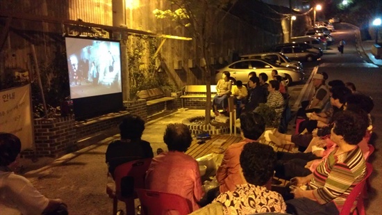 지난 9월 11일, 장수마을 주민들이 영화를 감상하고 있다. 