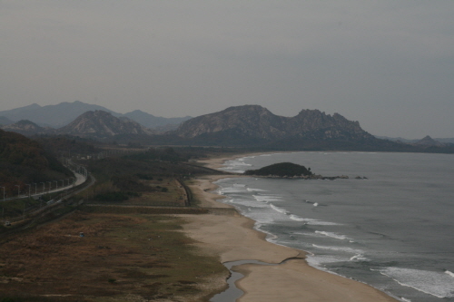통일전망대에서 바라본 북한 해안 모습.