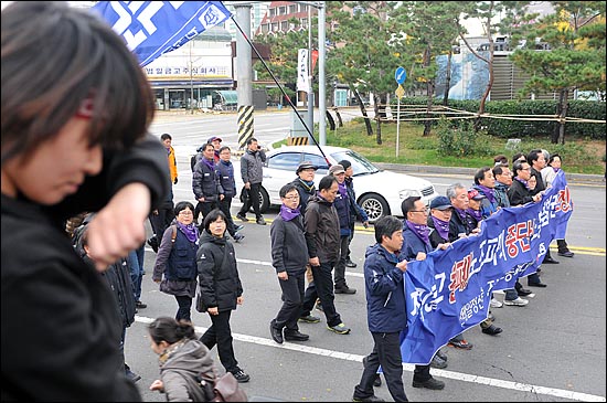 '전태일 열사 정신 계승! 2012 전국노동자대회'가 열리는 11일 오후 서울 종로구 종로5가 전태일다리에서 민주노총 노조원들이 서울역까지 행진을 하고 있다.