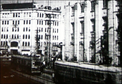 화신백화점(왼쪽 건물)과 전차 모습도 보이는 영화 속 서울 종로거리
