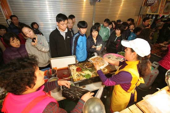 9일 남문시장 여성상인회 회원들이 먹거리 장터를 열었다. 여성상인회는 장터의 수익금을 인근 지역의 불우한 노인에게 기부할 예정이다. 