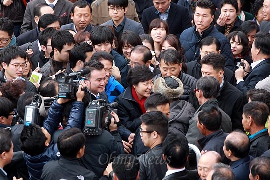 박근혜 새누리당 대선후보가 12일 오후 전북 익산 금마시장을 방문해 시민들과 악수를 나누고 있다.