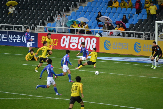  소콜의 패스를 받은 인천 MF 박준태가 전남의 골문을 향해 달려들어가며 슛 동작은 준비하고 있다.