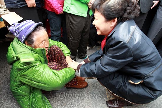 박근혜 새누리당 대선후보가 12일 오후 전북 익산 금마시장에서 시민들을 만나 이야기를 나누고 있다.