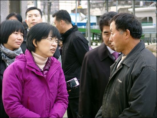 2012년 11월 12일 오전 충남 예산의 정부비축미수매현장에서 농민과 이야기를 나누고 있다.