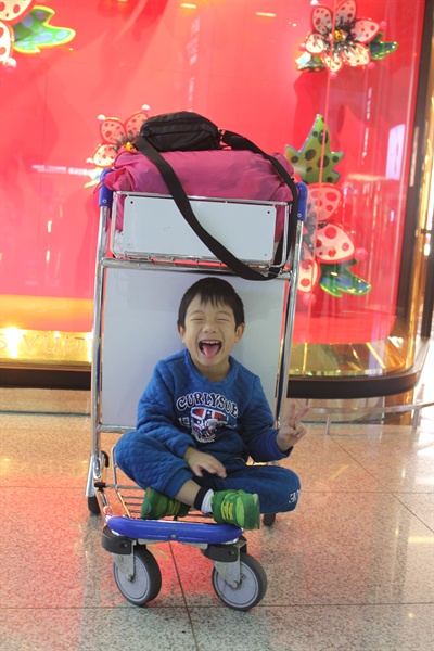 가족여행을 위해 필리핀 수빅으로 떠나기 전, 인천공항 내에서 포즈를 취하고 있는 둘째 아들.