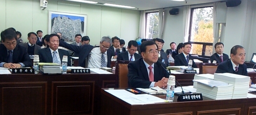 12일 오후 이대영 부교육감 등 서울시교육청 직원들이 서울시의회 행정사무감사에 참석하고 있다. 