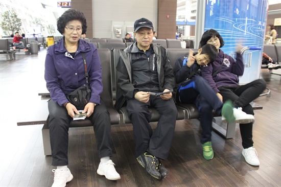 가족여행을 위해 필리핀 수빅으로 떠나기 전, 인천공항 내에서 비행기를 기다리며 찰칵.