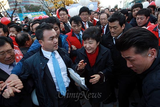 박근혜 새누리당 대선후보가 지난 12일 오후 광주역에 도착해 경호원들에 둘러 싸여 지지자들과 시민들 사이를 지나고 있다.
