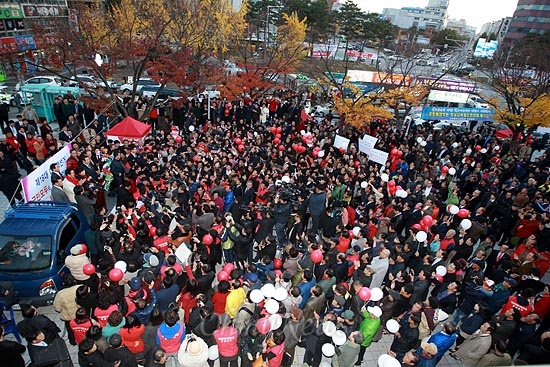 박근혜 새누리당 대선후보가 12일 오후 광주역에 도착한 뒤 역광장에 마련된 무대에서 새누리당의 정책을 설명하고 있다.