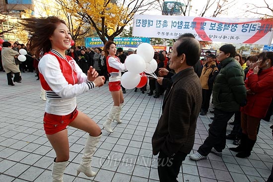 12일 오후 광주역광장에서 박근혜 대선후보 참석을 앞두고 열린 새누리당 투표참여 캠페인에서 도우미들이 '강남스타일' 음악에 맞춰 '말춤'을 추며 분위기를 돋우고 있다.