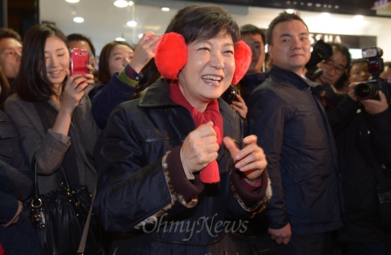  박근혜 새누리당 대선후보가 12일 오후 광주광역시 충장로 젊은이의 거리에서 한 상인이 선물한 빨간 귀마개를 착용하고 있다