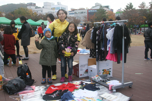 박지용씨가 아이들과 함께 집에서 안 쓰는 물건을 팔러 왔다. 아이들에게 경제교육도 되어 좋은 경험이라고 한다. 