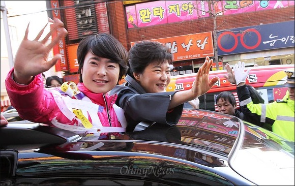 지난해 3월 13일 부산 사상구에 출마한 손수조 후보 지원에 나선 박근혜 당시 새누리당 비상대책위원장이 손 후보와 함께 차량에 올라 거리에 나온 시민들에게 손을 흔들고 있다.