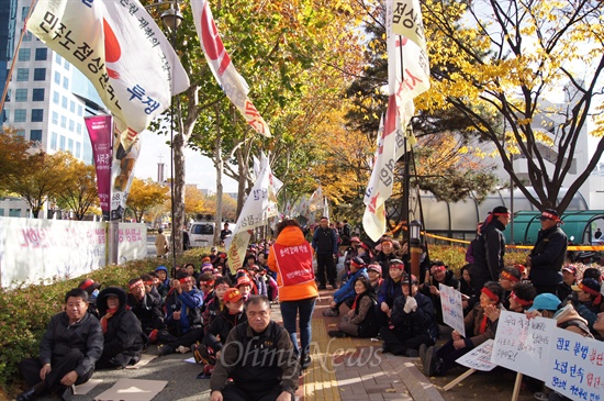 대구수성구청이 지난 9일 지산동 목련시장에 있는 노점상을 강제 철거한 데 해대 노점상엽합회원들이 13일 오전 수성구청에서 항의집회를 열었다.