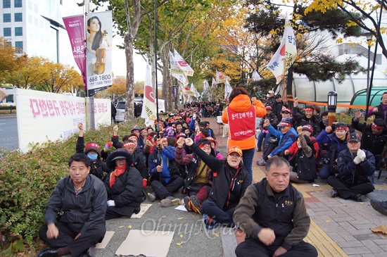 대구수성구청이 지난 9일 지산동 목련시장에 있는 노점상을 강제 철거한 데 해대 노점상엽합회원들이 13일 오전 수성구청에서 항의집회를 열었다.
