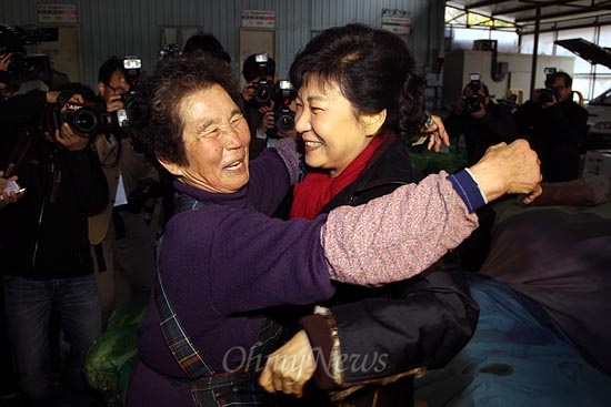 박근혜 새누리당 대선후보가 13일 오후 대전광역시 유성구 노은농수산물도매시장에서 배추상인과 포옹을 하고 있다.