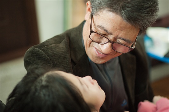 작은 교회 목사인 아빠 이상일씨. 낮에는 목회 밤에는 대리운전을 한다. 