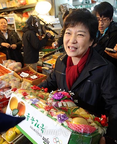 박근혜 새누리당 대선후보가 13일 오후 대전광역시 유성구 노은농수산물도매시장에서 한 상인으로부터 과일을 선물받고 있다.