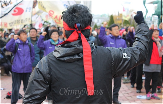 민주노점상 전국연합이 13일 오후 부산 사상구청 앞에서 공원 조성을 이유로 노점 철거를 계획하고 있는 구청을 규탄하는 집회를 열었다.