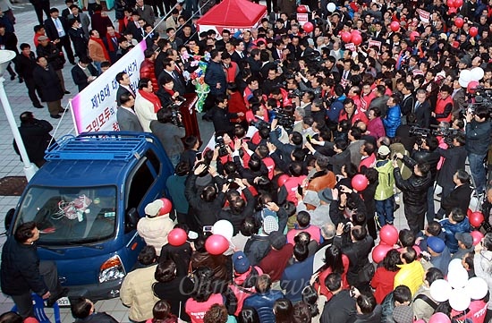 박근혜 새누리당 대선후보가 12일 오후 광주역에 도착한 뒤 역광장에 마련된 트럭위에 올라가 마이크를 잡고 발언하고 있다.