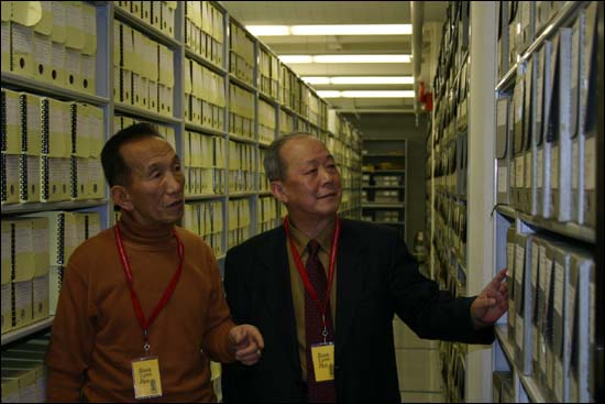 미국 국립문서기록보관청 서고에서 권중희 선생(왼편)과 기자