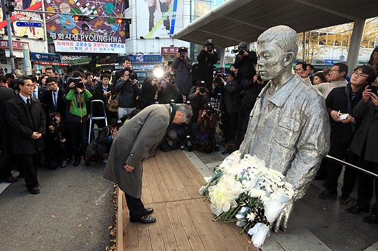 문재인 민주통합당 대통령 후보가 전태일 열사 42주기를 맞아 13일 오후 서울 청계천 전태일다리의 전태일 열사 동상에 헌화하고 90도로 인사를 하고 있다.