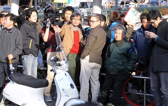 '오마이TV 대선올레'의 오연호 대표기자와 서해성 작가가 11월 13일 오후 문재인 민주통합당 대선후보의 방문이 예정된 서울 청계천 전태일다리 앞에서 시민들과 생중계 인터뷰를 하고 있다.