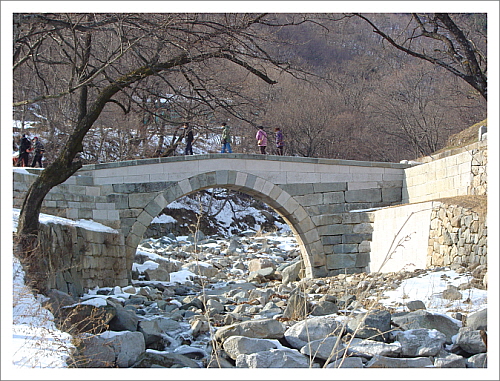 건봉사 능파교 능파교위에서는 누구나 신선이 된다 
