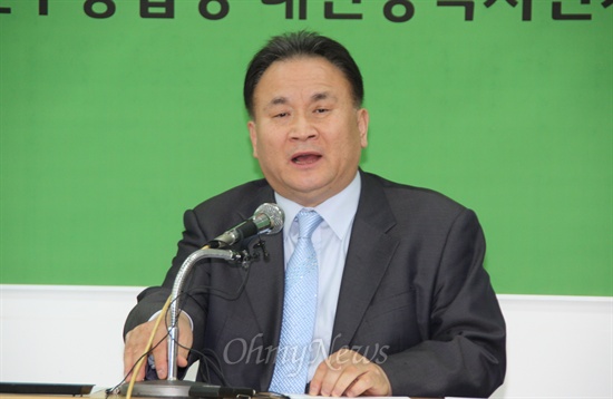 이상민 민주통합당 대전시당위원장이 14일 오후 긴급 기자회견을 열어 박근혜 후보의 '과학벨트 부지매입비 일부 대전시 부담 발언'에 대해 성토하고 있다.