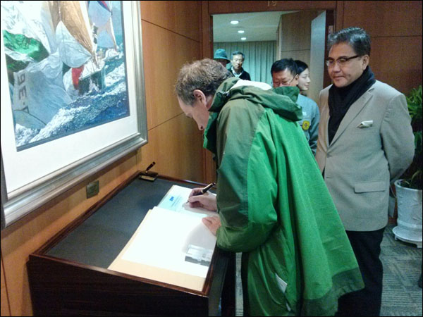 스콧 와이트먼 주한영국대사(왼쪽)가 대우조선해양을 방문하여 방명록에 서명하고 있다. 오른쪽은 한영협회 박진 회장(전, 국회의원)
