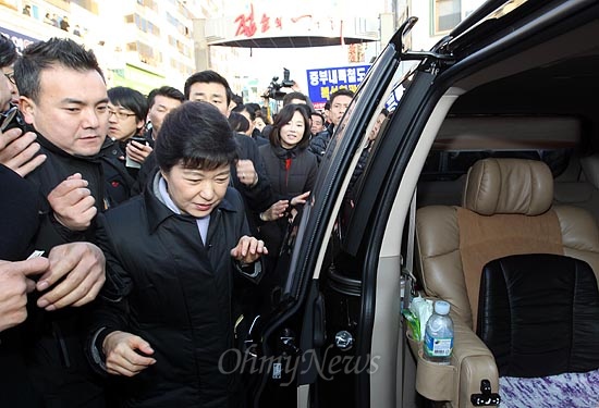 박근혜 새누리당 대선후보가 14일 오후 충북 충주시 성서동 차없는거리를 방문한 뒤 승합차를 타고 있다.