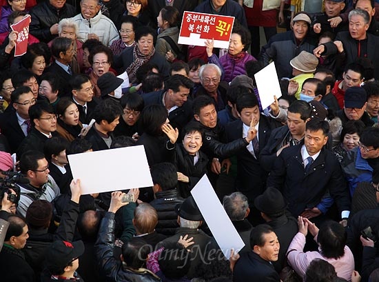  박근혜 새누리당 대선후보가 14일 오후 충북 충주시 성서동 차없는거리에서 시민들에게 인사를 하고 있다.