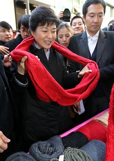 박근혜 새누리당 대선후보가 14일 오후 충북 충주시 성서동 차없는거리에서 빨간색 목도리를 구입하기 위해 직접 목에 둘러보고 있다.