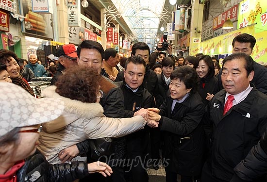 박근혜 새누리당 대선후보가 14일 오후 충북 청주시 육거리종합시장을 방문해 시민들과 인사를 나누고 있다.