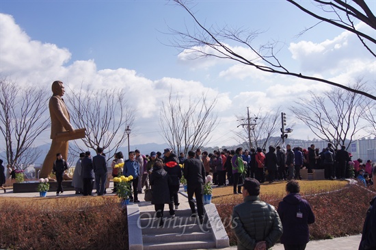 박정희 전 대통령 탄신제에 참석한 사람들이 동상 주위에 몰려 있다. 