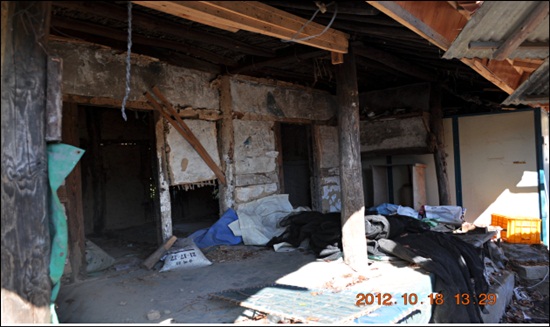 사람이 살지 않는 폐가지붕 교체공사를 벌이고 금산군으로 부터 사업비를 받아 챙긴 사례도 적발됐다.   