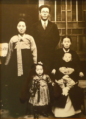 박경리 선생이 인천 금곡동에 살던 시절 찍은 가족사진. 왼쪽부터 시계방향으로 박경리 선생, 남편 김행도씨, 친정어머니, 그리고 맨 아래 치마를 입은이는 딸 김영주씨다. 