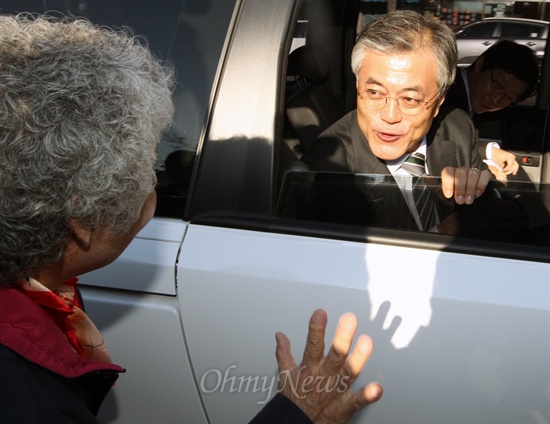  문재인 민주통합당 대선후보가 15일 오후 경남 창원시 마산합포구 마산 어시장에서 상인들과 간담회를 마친뒤 떠나려하자, 한 시민이 문 후보 차량으로 다가와 인사하고 있다.