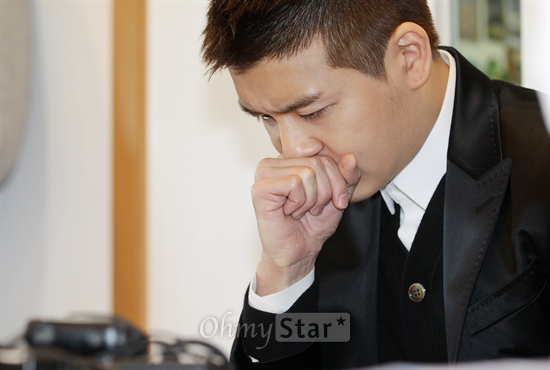  15일 오후 서울 신사동의 한 사무실에서 기자회견을 가진 가수 강성훈이 자신의 심경을 이야기하던 중 말을 잇지 못하고 있다.