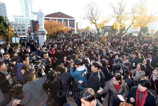 박근혜 새누리당 대선후보가 15일 오후 모교인 서울 용산구 성심여고를 방문 '성심가족의 날' 행사에서 축사를 한 뒤 나오자 동문과 학생들이 뒤를 따르고 있다.