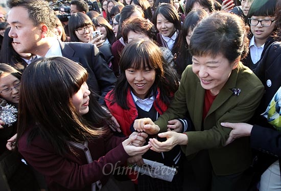  박근혜 새누리당 대선후보가 15일 오후 모교인 서울 용산구 성심여고를 방문 '성심가족의 날' 행사에서 축사를 한 뒤 나오자 동문과 학생들이 뒤를 따르고 있다.