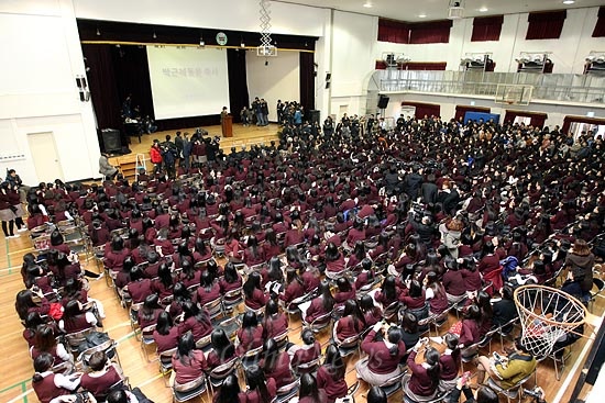  박근혜 새누리당 대선후보가 15일 오후 모교인 서울 용산구 성심여고를 방문 '성심가족의 날' 행사에서 축사를 하고 있다.